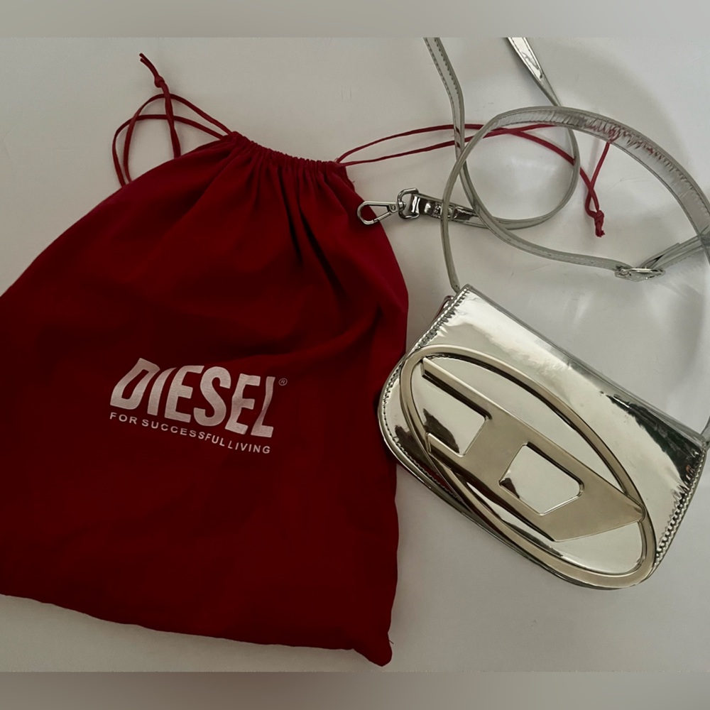 Diesal 1DR shoulder bag in mirrored leather.